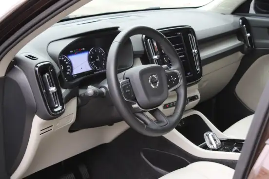 VOLVO-XC40-2020