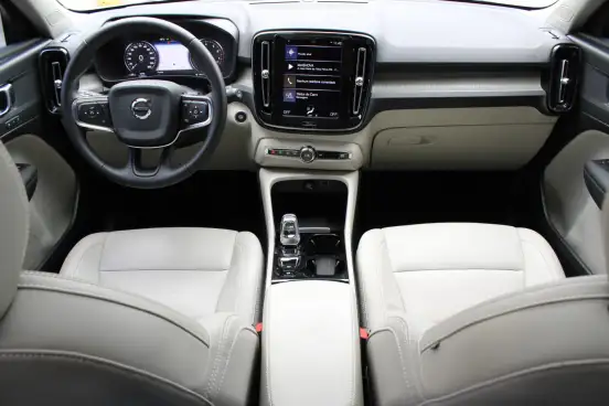 VOLVO-XC40-2020