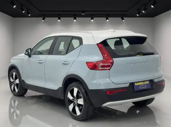 VOLVO-XC40-2019