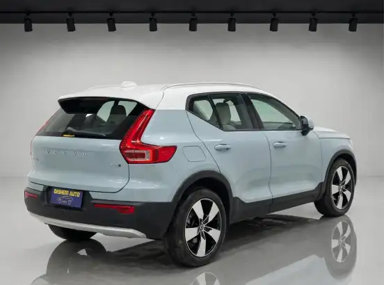 VOLVO-XC40-2019