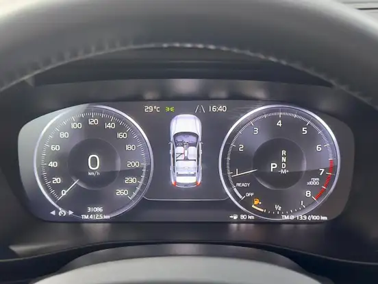 VOLVO-XC40-2019
