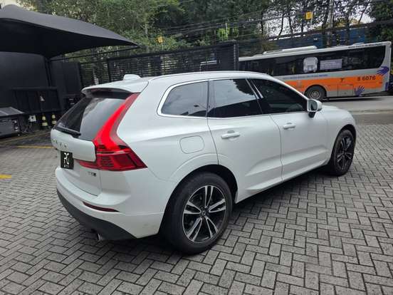 VOLVO-XC60-2020