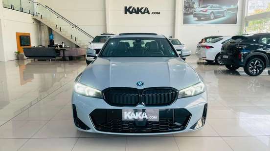 BMW-330e-2022