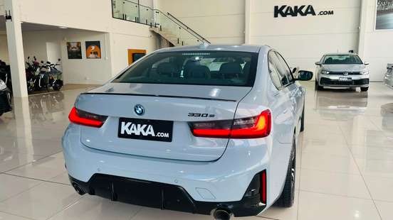 BMW-330e-2022