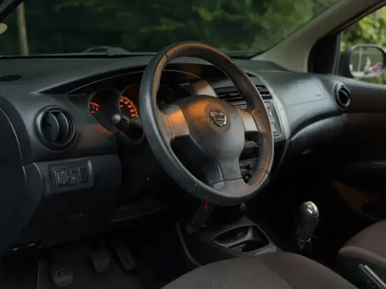 NISSAN-LIVINA-2011