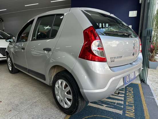RENAULT-SANDERO-2010