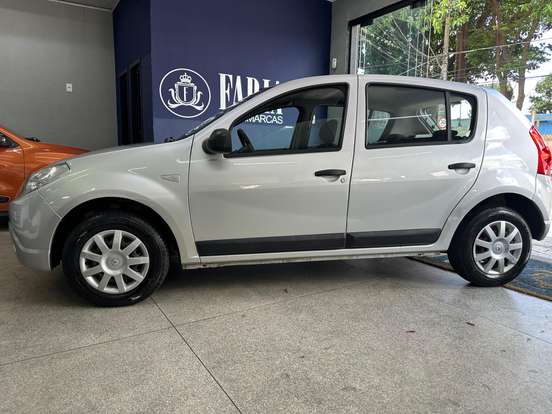 RENAULT-SANDERO-2010