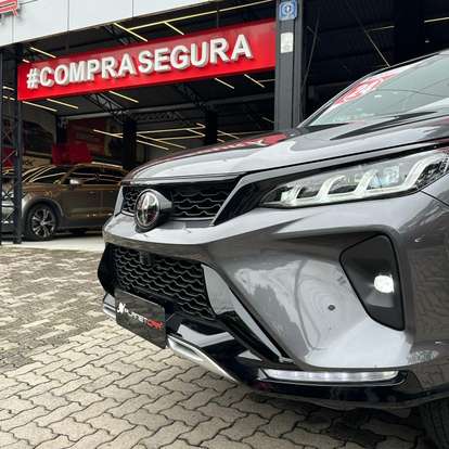TOYOTA-HILUX SW4-2024