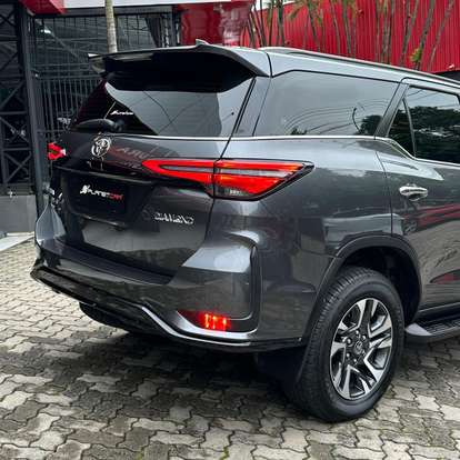 TOYOTA-HILUX SW4-2024