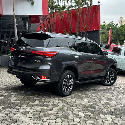 TOYOTA-HILUX SW4-2024