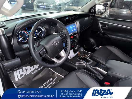 TOYOTA-HILUX SW4-2.8 D-4D TURBO DIESEL SRX PLATINUM 4X4 AUTOMÁTICO TOYOTA-HILUX SW4-2024