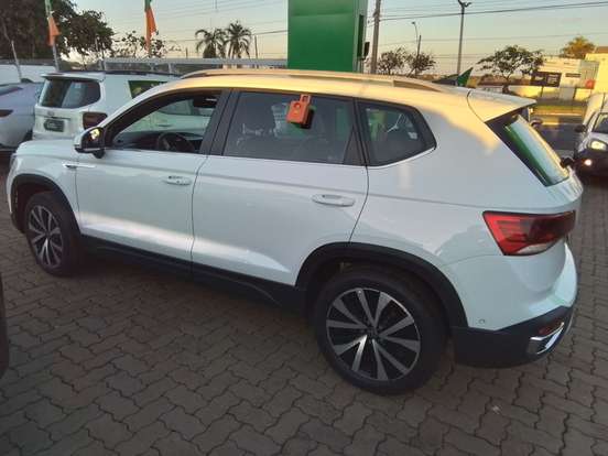 VOLKSWAGEN-TAOS-2023