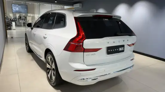VOLVO-XC60-2023