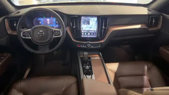 VOLVO-XC60-2023
