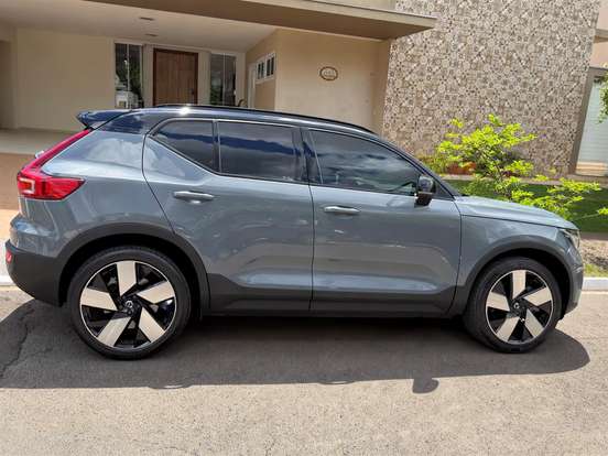 VOLVO-XC40-2023