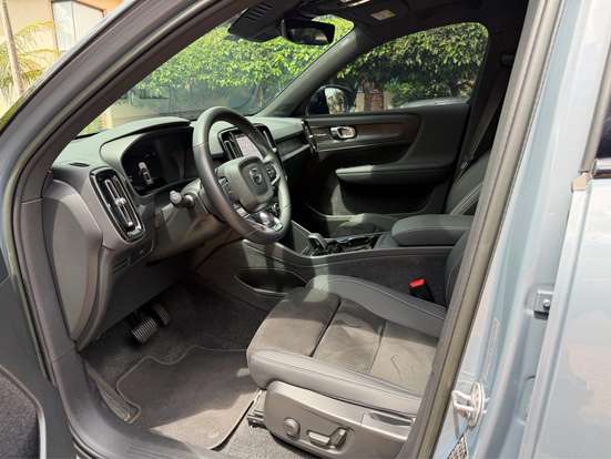 VOLVO-XC40-2023
