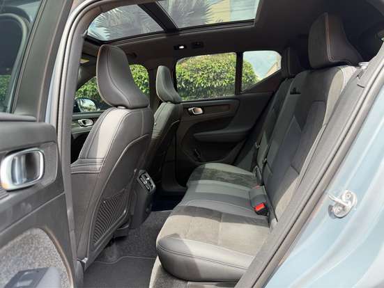 VOLVO-XC40-2023