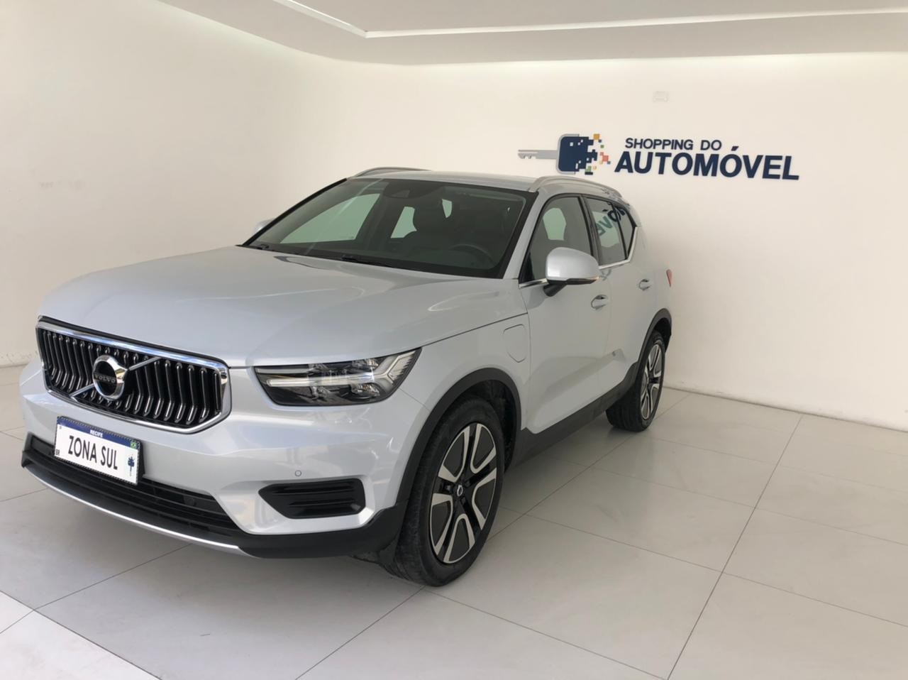 VOLVO XC40 1.5 T5 RECHARGE MOMENTUM GEARTRONIC