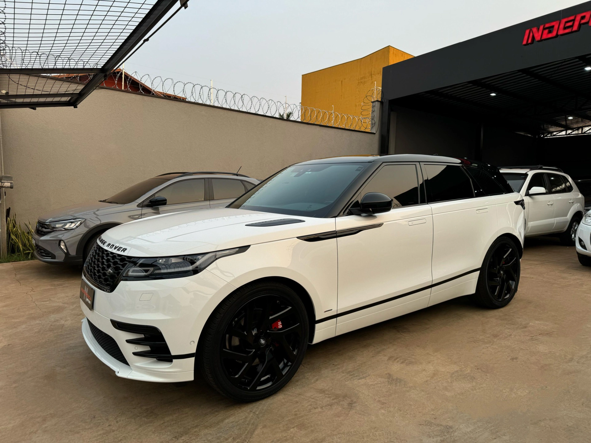 LAND ROVER RANGE ROVER VELAR 2.0 P300 GASOLINA R-DYNAMIC SE AUTOMÁTICO