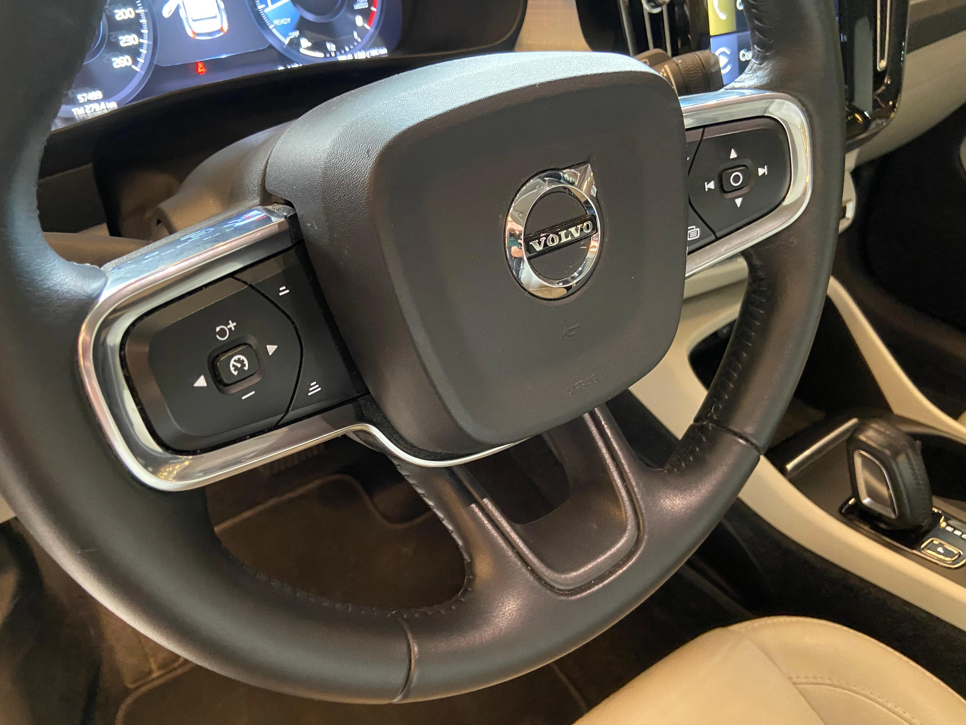 volvo XC40 2.0 T5 GASOLINA MOMENTUM AWD GEARTRONIC 2019