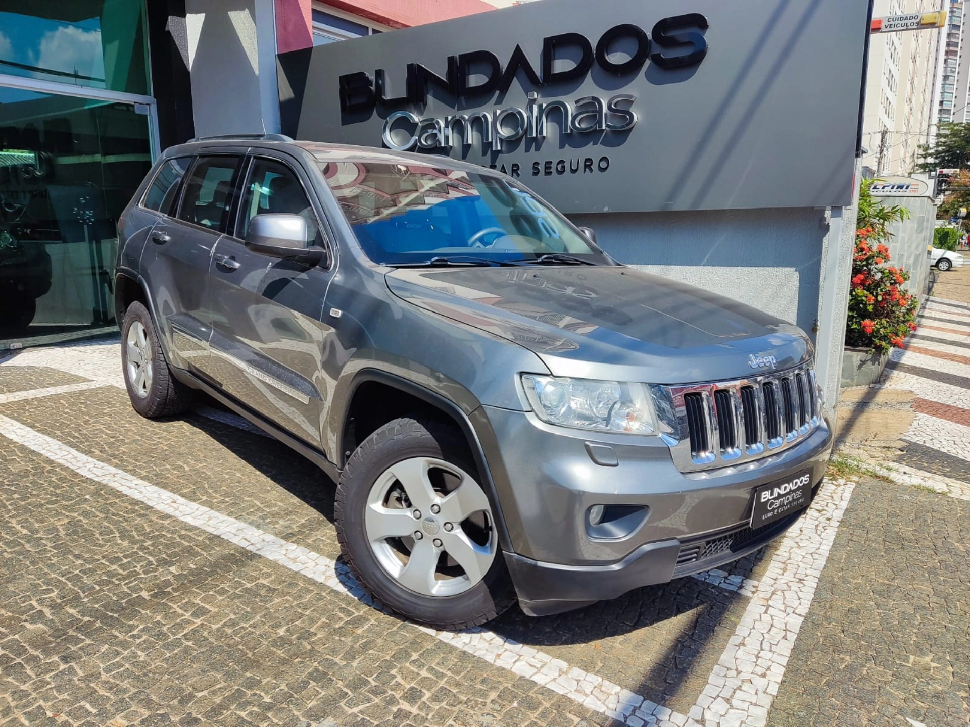 JEEP GRAND CHEROKEE 3.6 LAREDO 4X4 V6 24V GASOLINA 4P AUTOMÁTICO