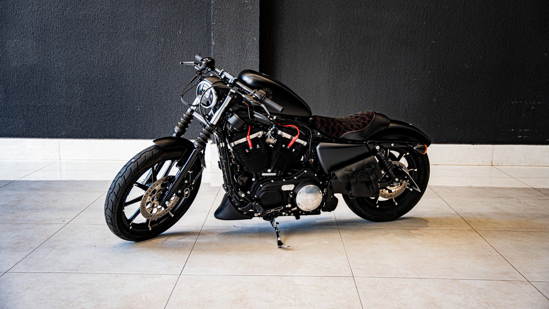 HARLEY-DAVIDSON SPORTSTER IRON 883 Custom
