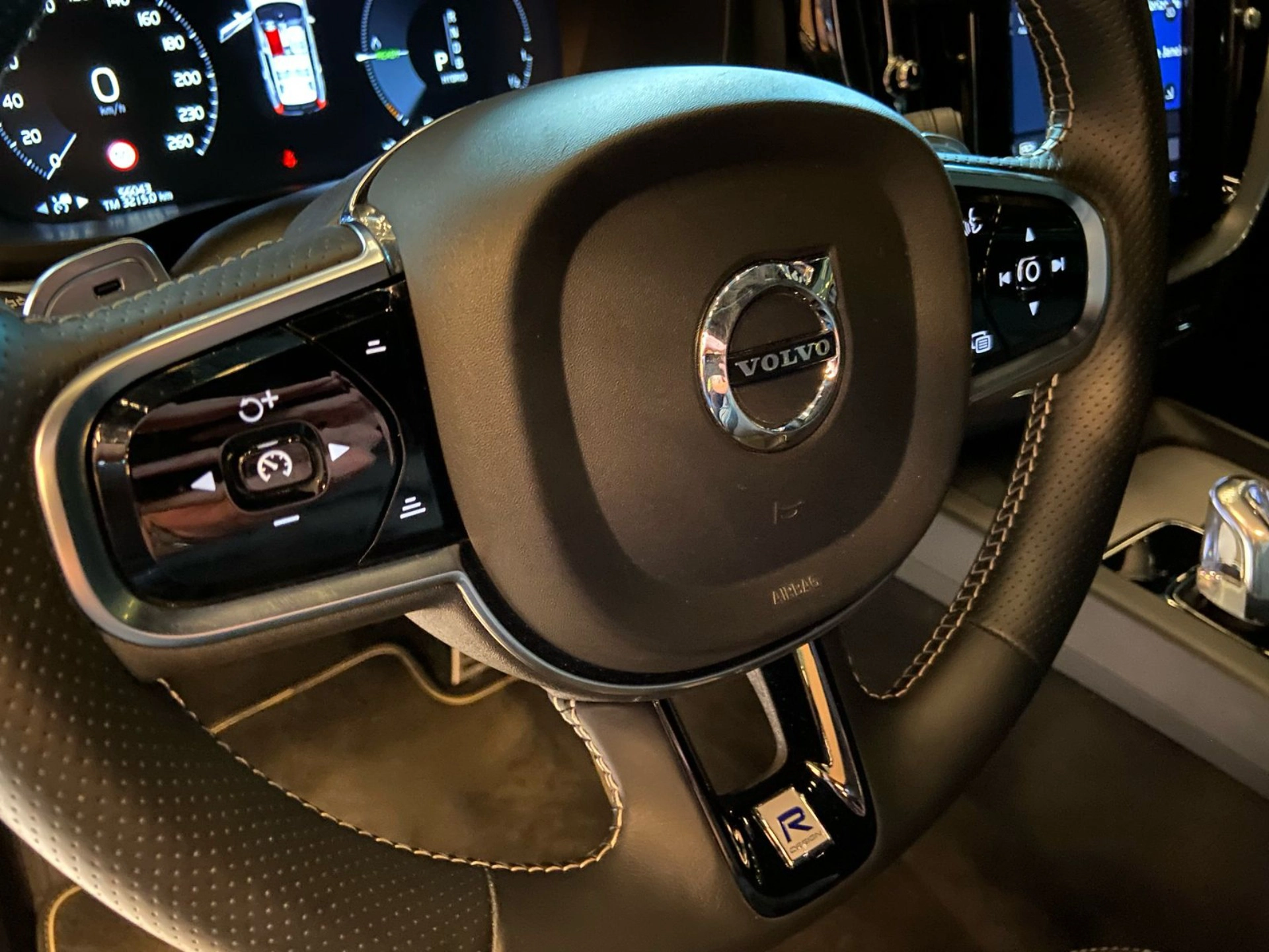 volvo XC60 2.0 T8 HYBRID R-DESIGN AWD GEARTRONIC 2019
