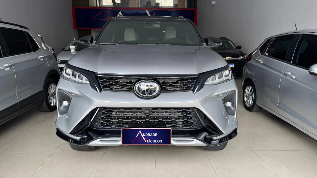 TOYOTA HILUX SW4 2.8 D-4D TURBO DIESEL DIAMOND 7L 4X4 AUTOMÁTICO