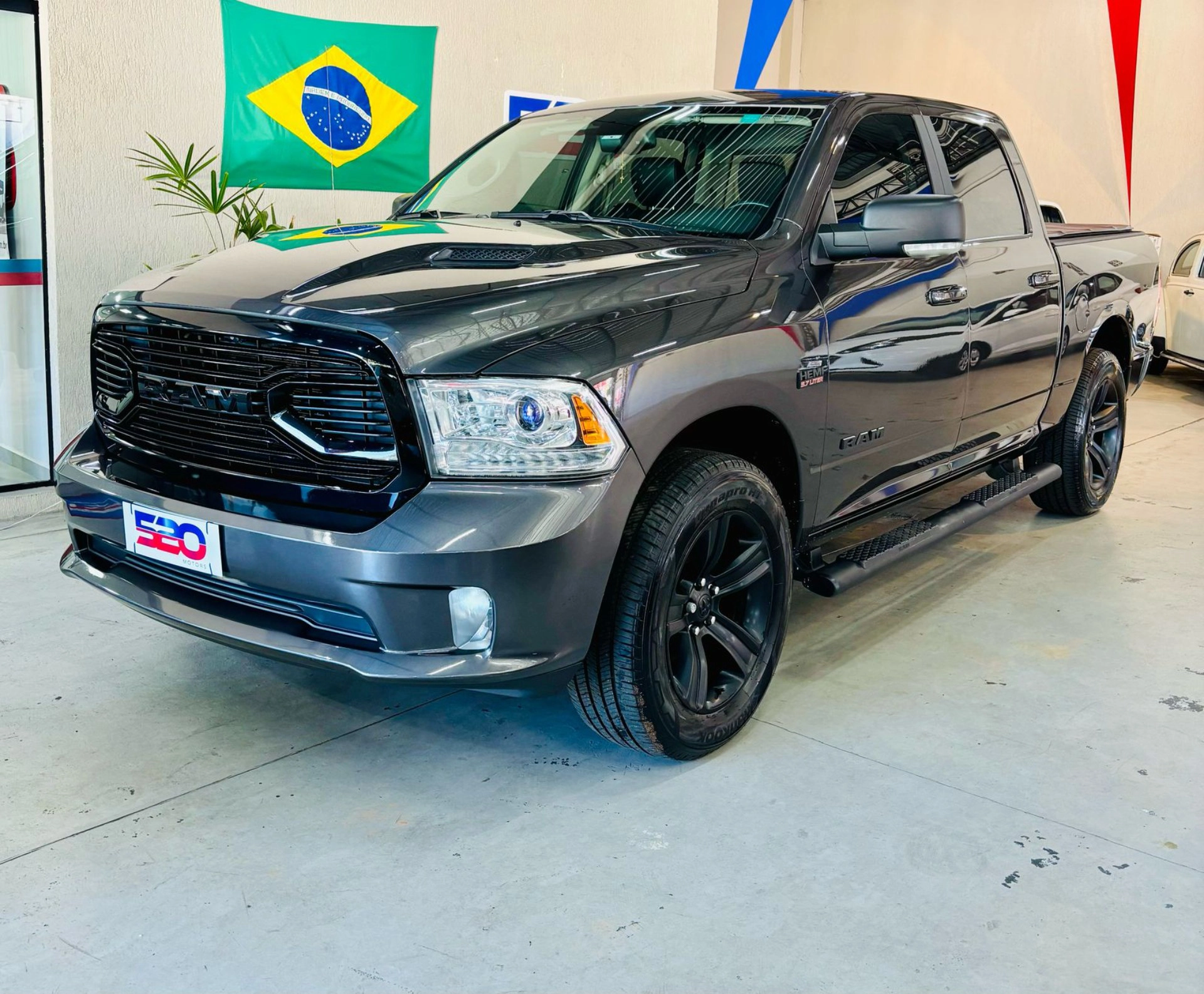 RAM CLASSIC 5.7 V8 GASOLINA LARAMIE NIGHT EDITION CD 4X4 AUTOMÁTICO