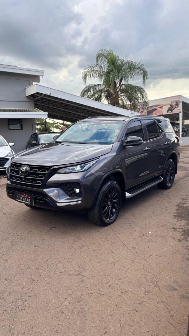TOYOTA HILUX SW4 2.8 D-4D TURBO DIESEL SRX 4X4 AUTOMÁTICO