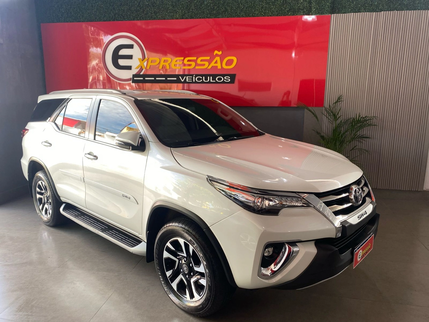 TOYOTA HILUX SW4 2.8 SRX DIAMOND 4X4 7 LUGARES 16V TURBO INTERCOOLER DIESEL 4P AUTOMÁTICO