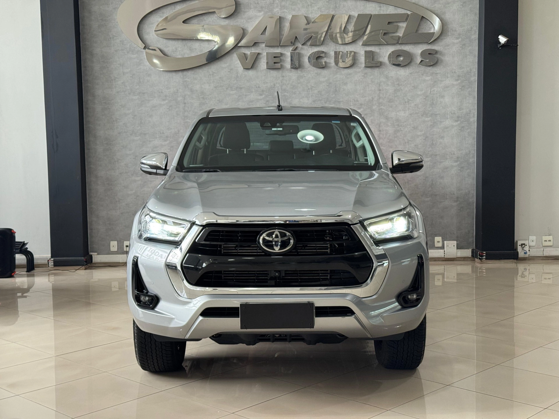 TOYOTA HILUX 2.8 D-4D TURBO DIESEL CD SRX 4X4 AUTOMÁTICO