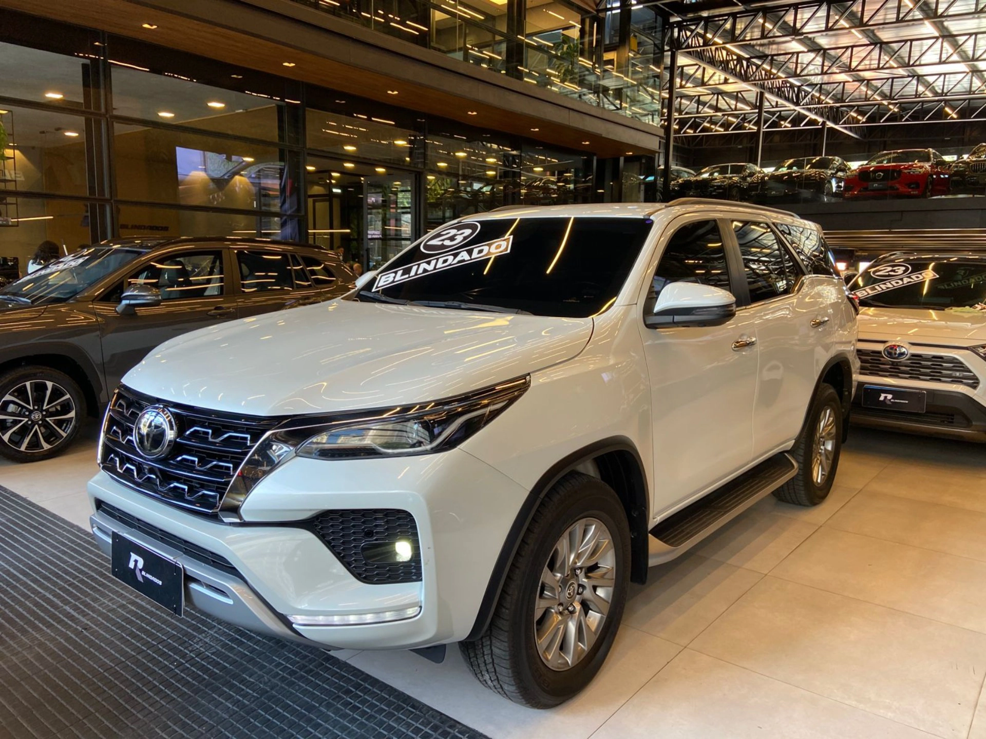toyota HILUX SW4 2.8 D-4D TURBO DIESEL SRX 7L 4X4 AUTOMÁTICO 2023