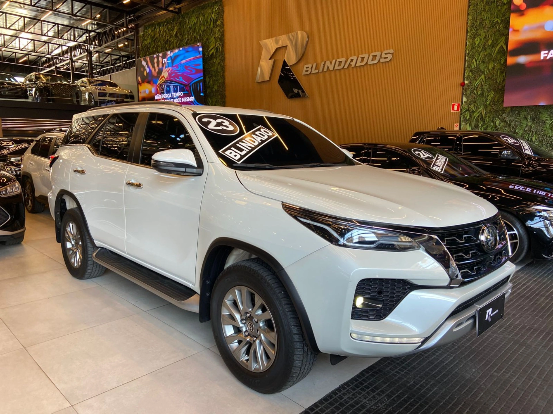 toyota HILUX SW4 2.8 D-4D TURBO DIESEL SRX 7L 4X4 AUTOMÁTICO 2023