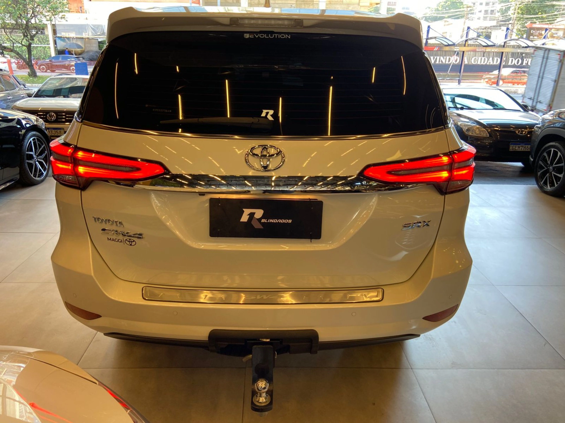 toyota HILUX SW4 2.8 D-4D TURBO DIESEL SRX 7L 4X4 AUTOMÁTICO 2023