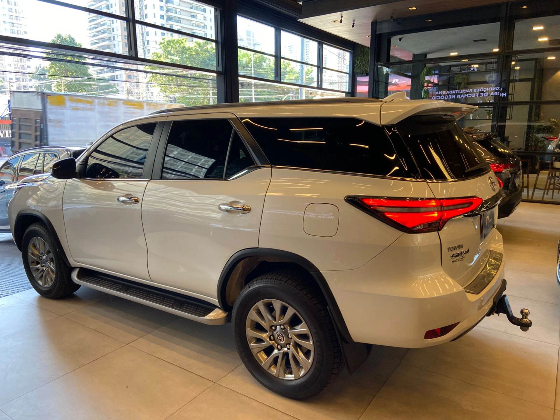 toyota HILUX SW4 2.8 D-4D TURBO DIESEL SRX 7L 4X4 AUTOMÁTICO 2023