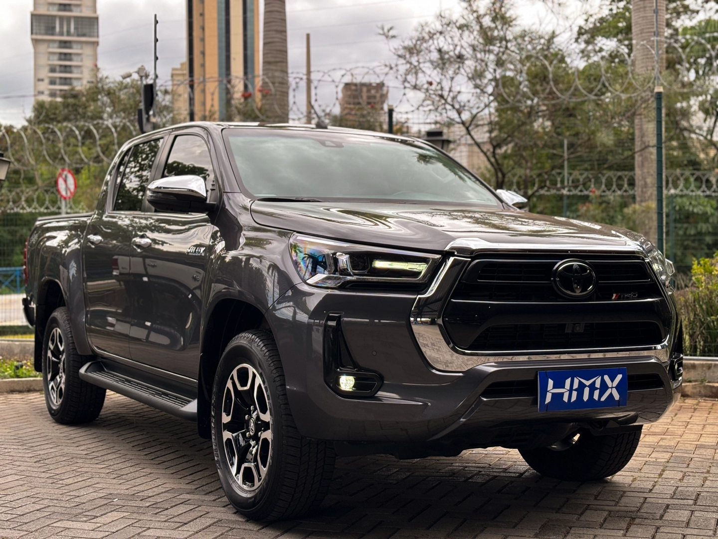 TOYOTA HILUX 2.8 D-4D TURBO DIESEL CD SRX 4X4 AUTOMÁTICO