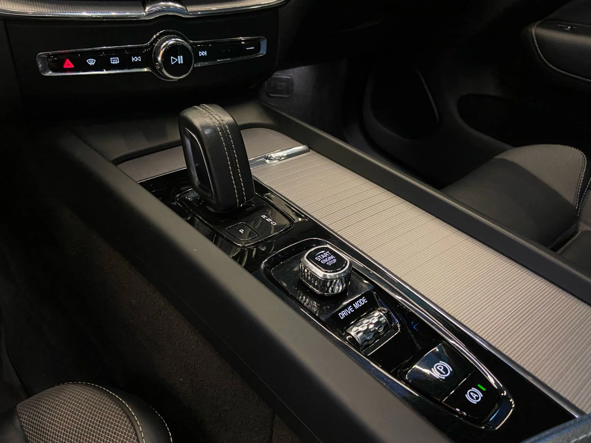 volvo XC60 2.0 T8 HYBRID R-DESIGN AWD GEARTRONIC 2020