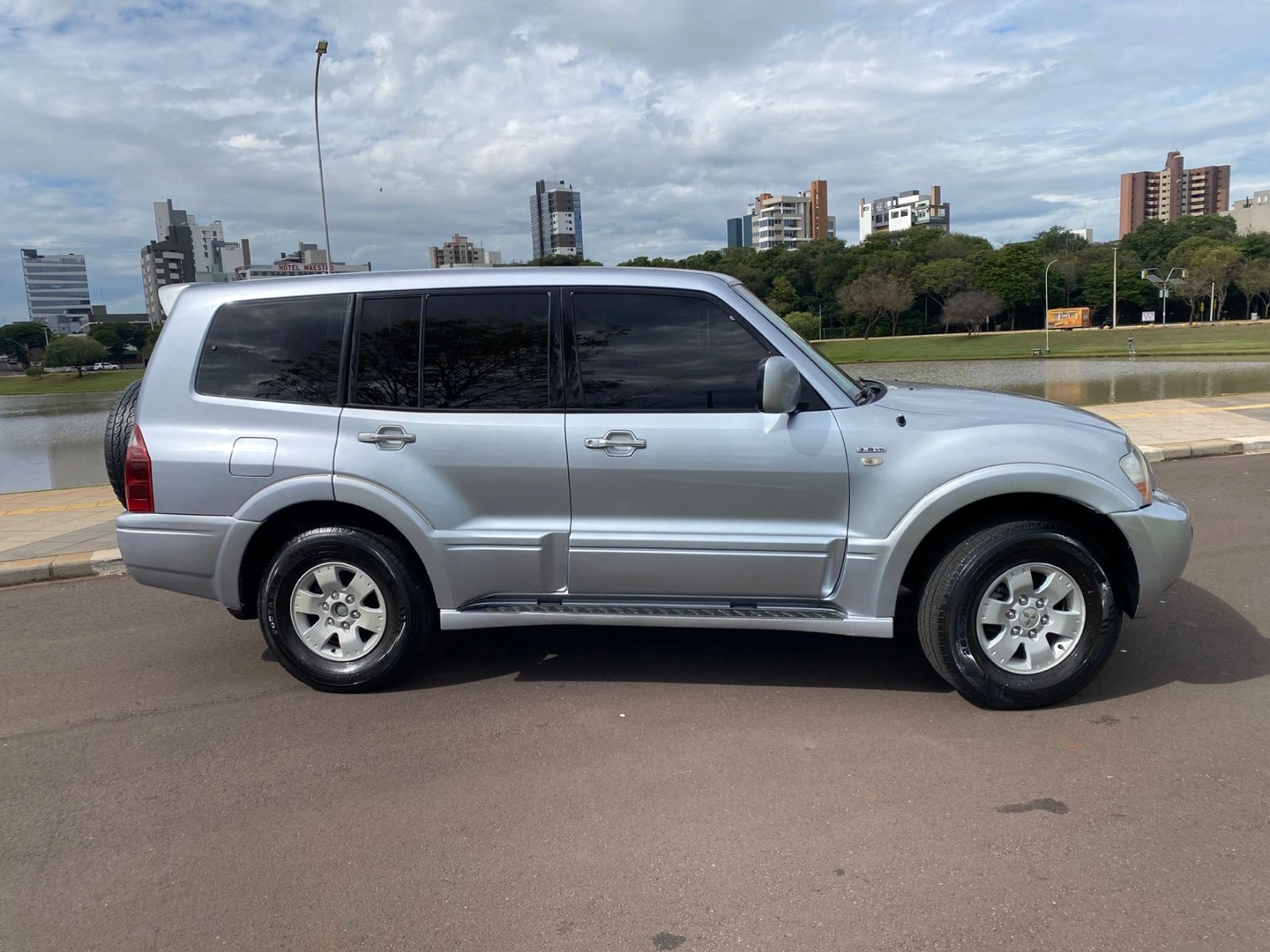 MITSUBISHI PAJERO 3.0 GLS-B 4X4 V6 181CV GASOLINA 4P AUTOMÁTICO