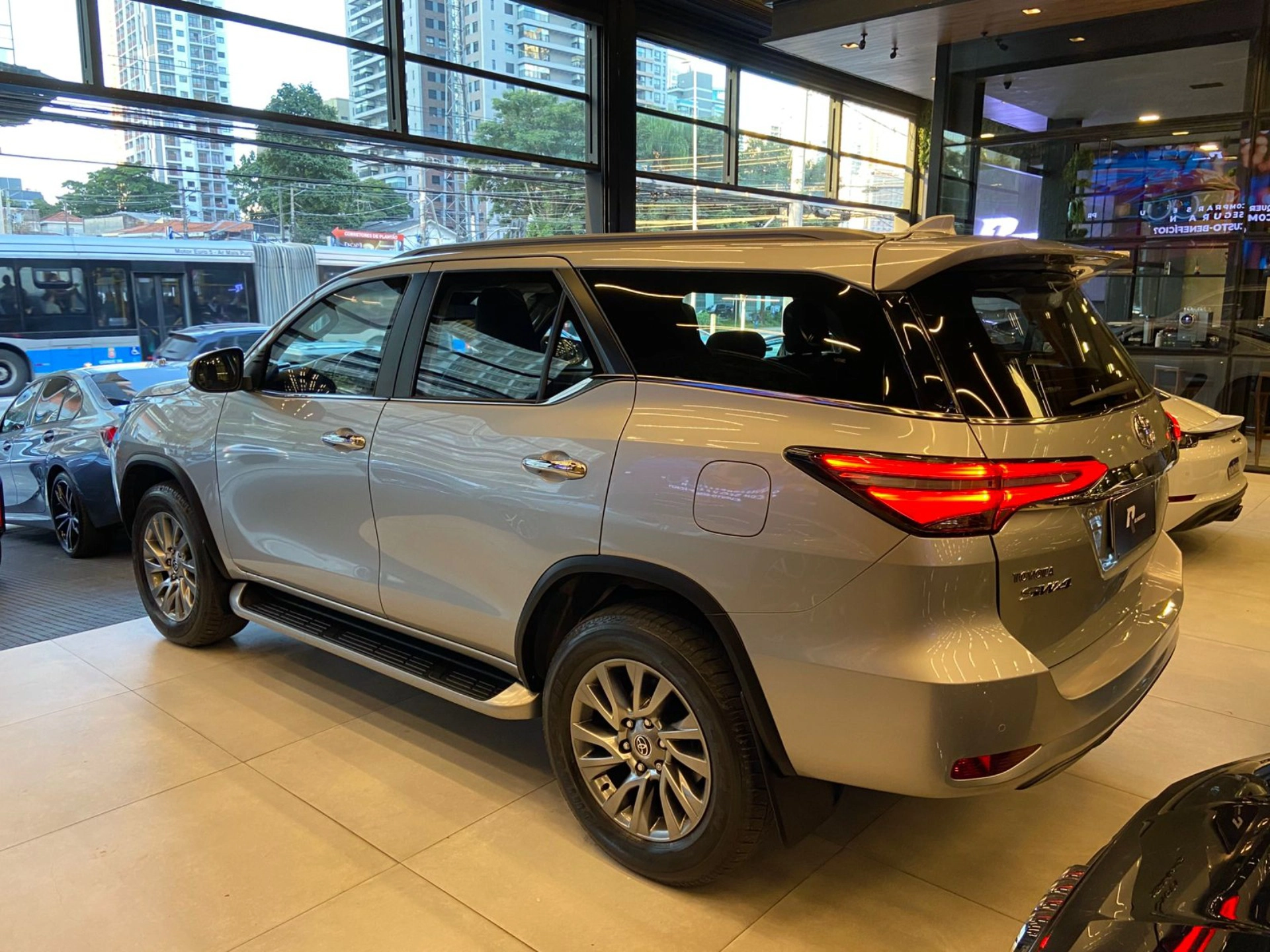 toyota HILUX SW4 2.8 D-4D TURBO DIESEL SRX 7L 4X4 AUTOMÁTICO 2022