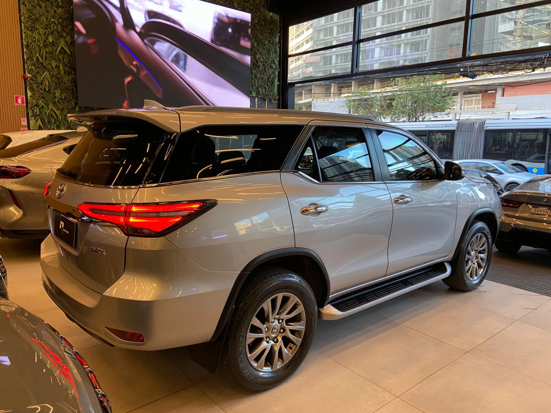 toyota HILUX SW4 2.8 D-4D TURBO DIESEL SRX 7L 4X4 AUTOMÁTICO 2022