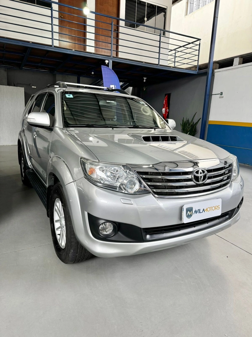 TOYOTA HILUX SW4 3.0 SRV 4X4 7 LUGARES 16V TURBO INTERCOOLER DIESEL 4P AUTOMÁTICO