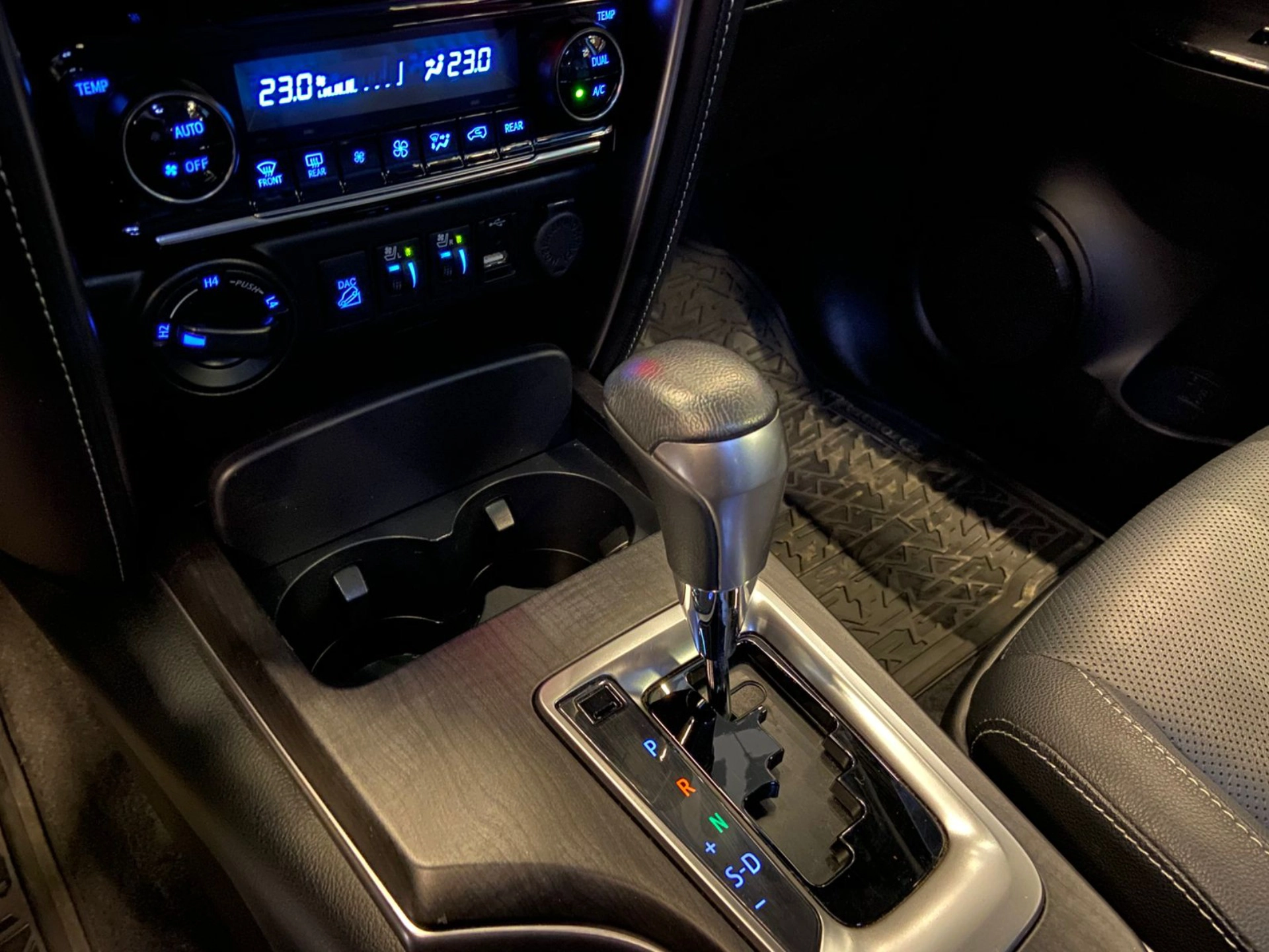 toyota HILUX SW4 2.8 D-4D TURBO DIESEL SRX 7L 4X4 AUTOMÁTICO 2022