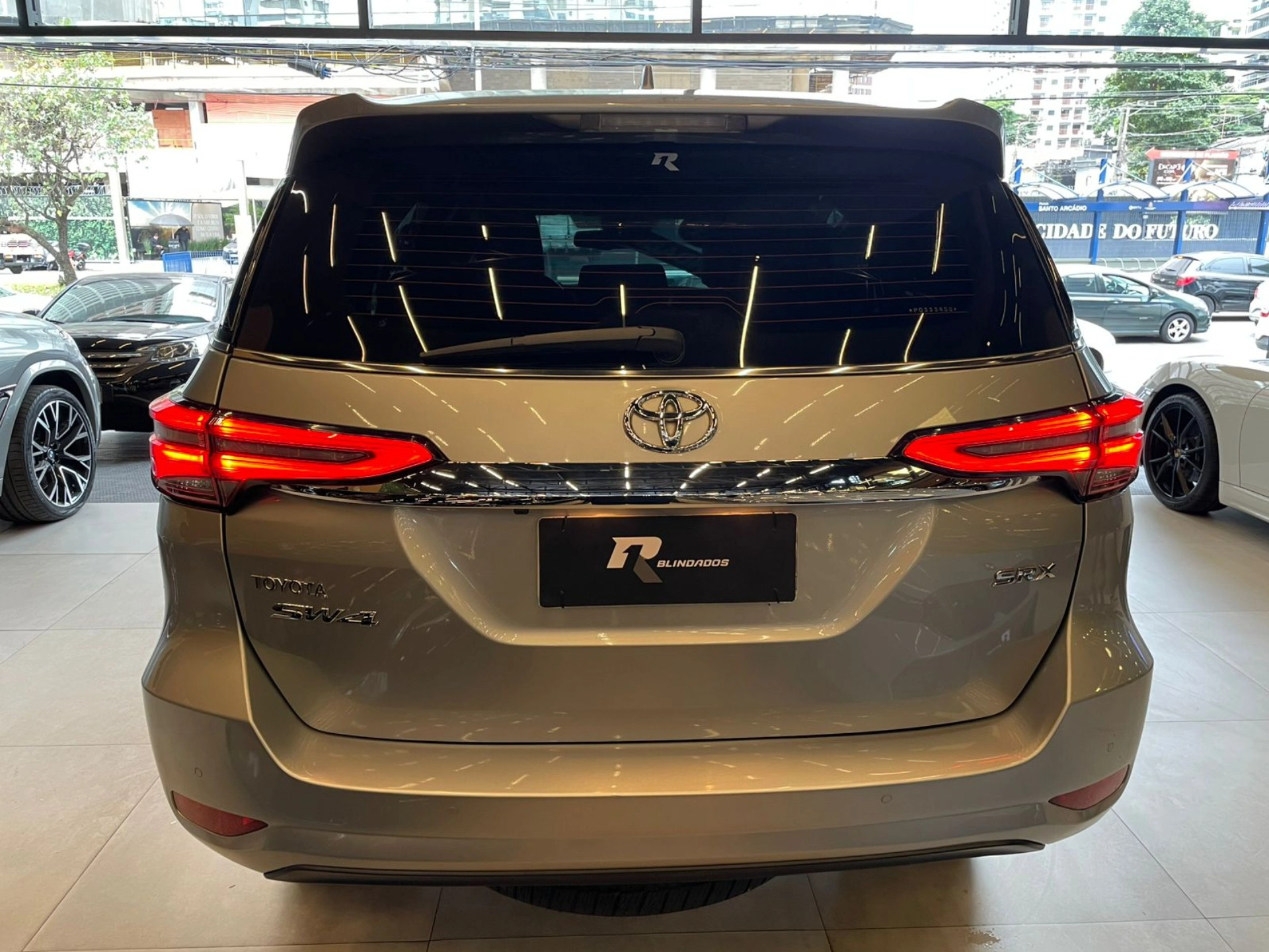 toyota HILUX SW4 2.8 D-4D TURBO DIESEL SRX 7L 4X4 AUTOMÁTICO 2023