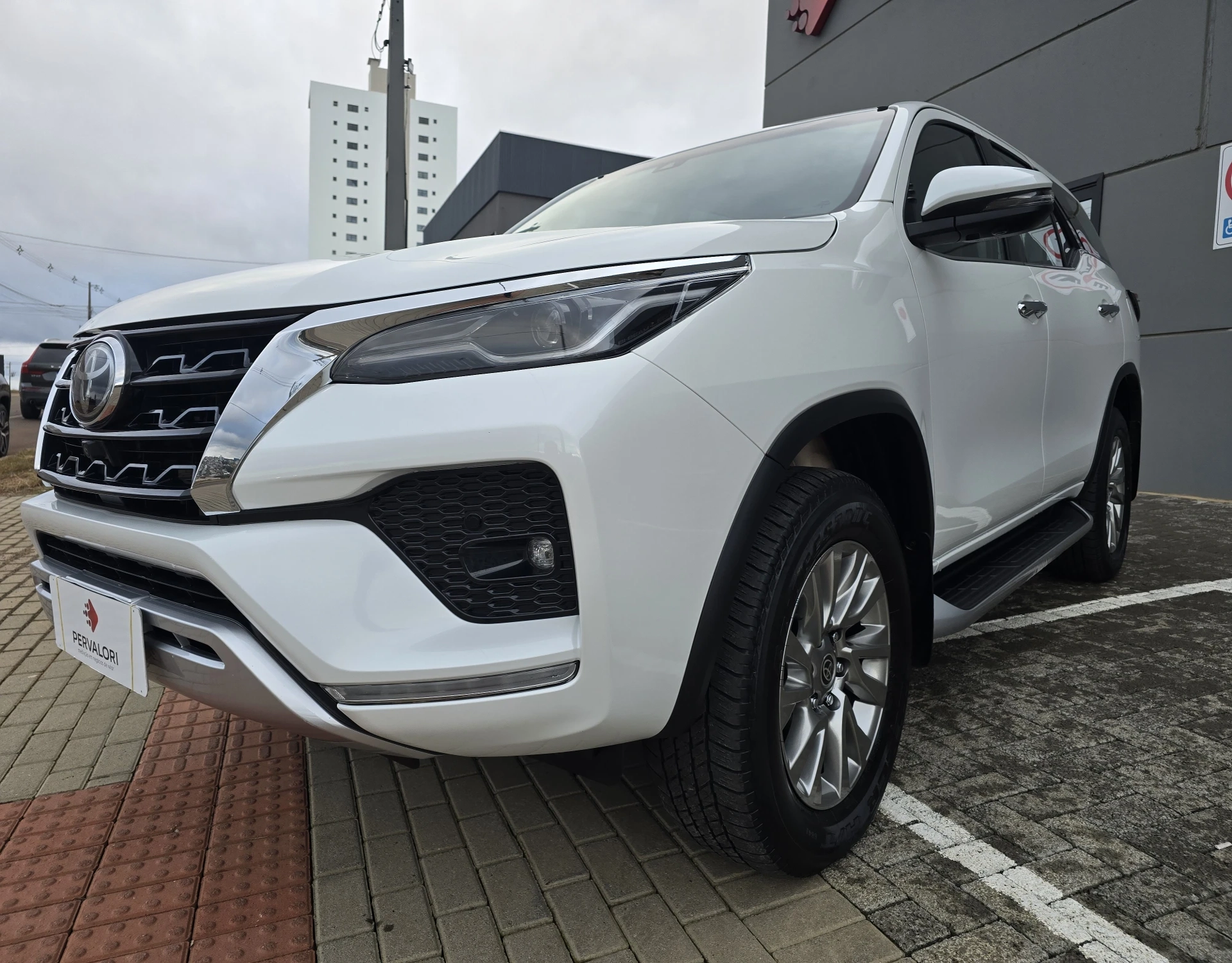 TOYOTA HILUX SW4 2.8 D-4D TURBO DIESEL SRX 4X4 AUTOMÁTICO