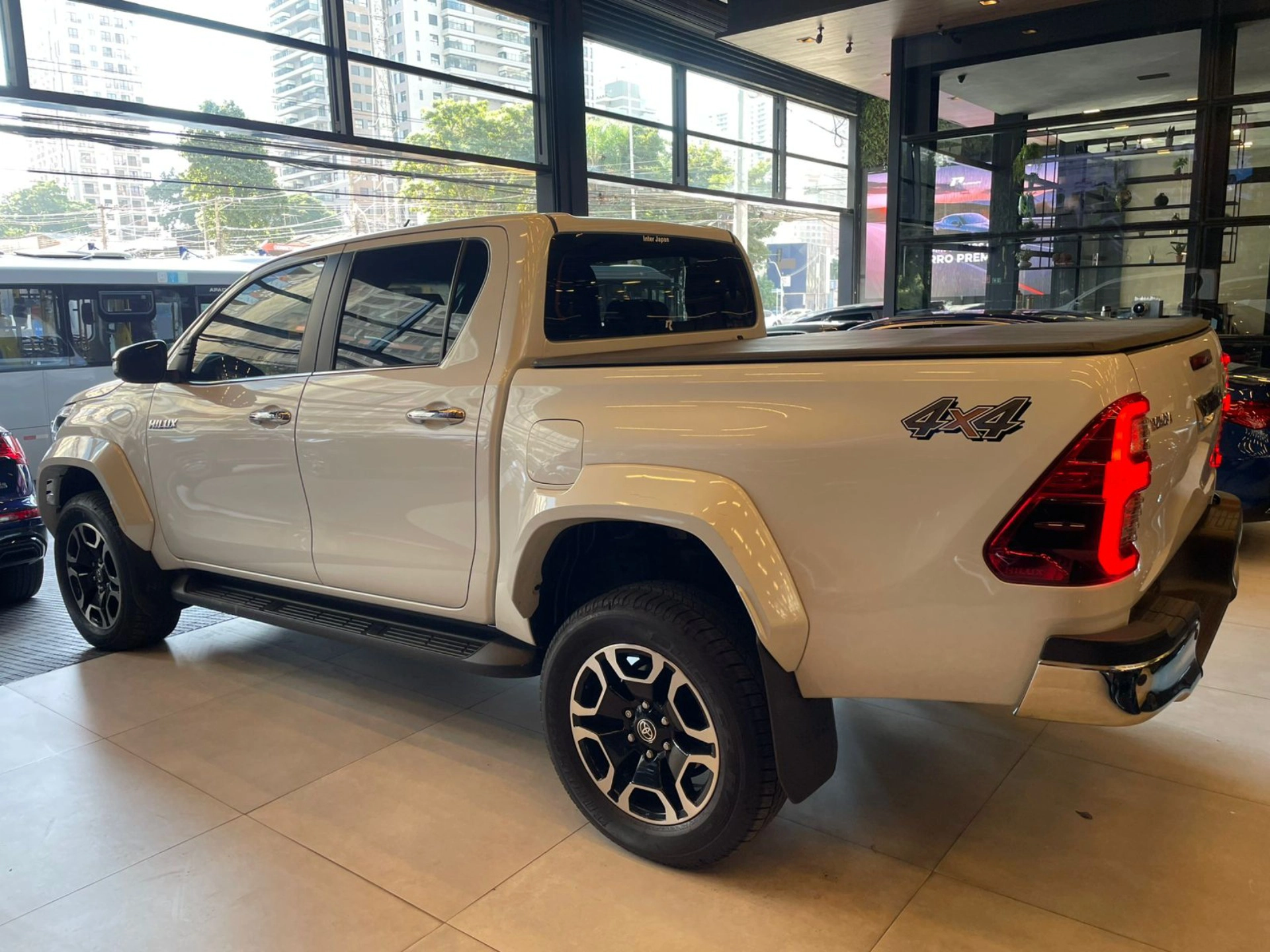 toyota HILUX 2.8 D-4D TURBO DIESEL CD SRX PLUS 4X4 AUTOMÁTICO 2024