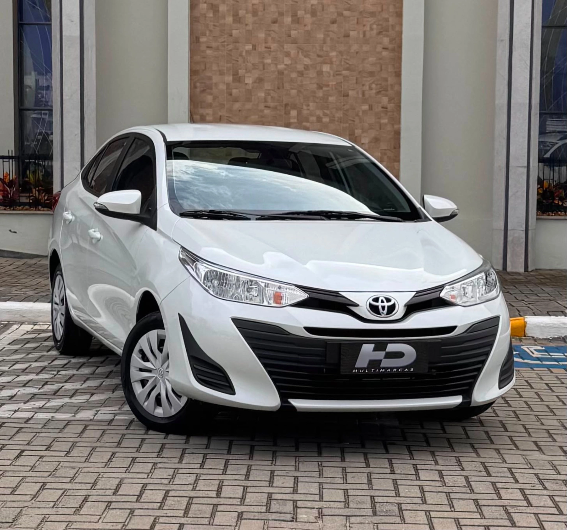 YARIS 1.5 16V FLEX SEDAN XL LIVE MULTIDRIVE