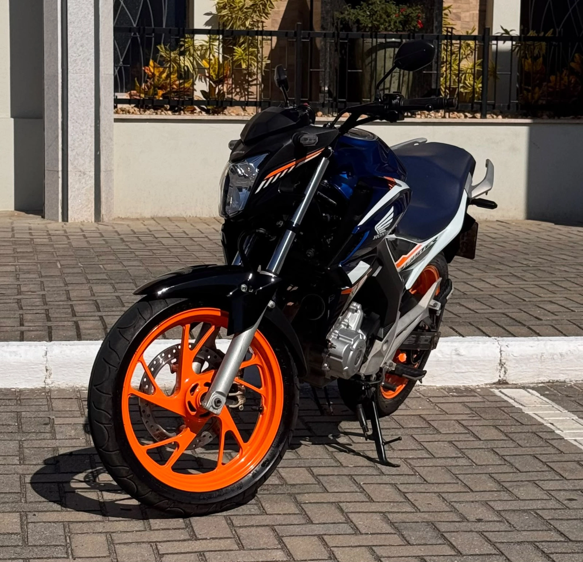 CB TWISTER Street